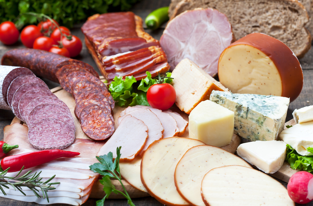 Ham,,Salami,,Sausages,And,Cheese,With,Bread,And,Tomato