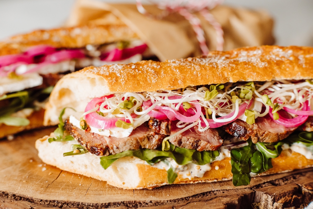 Roast,Beef,Sandwich,With,Rocket,Salad,And,Pickeled,Red,Onion